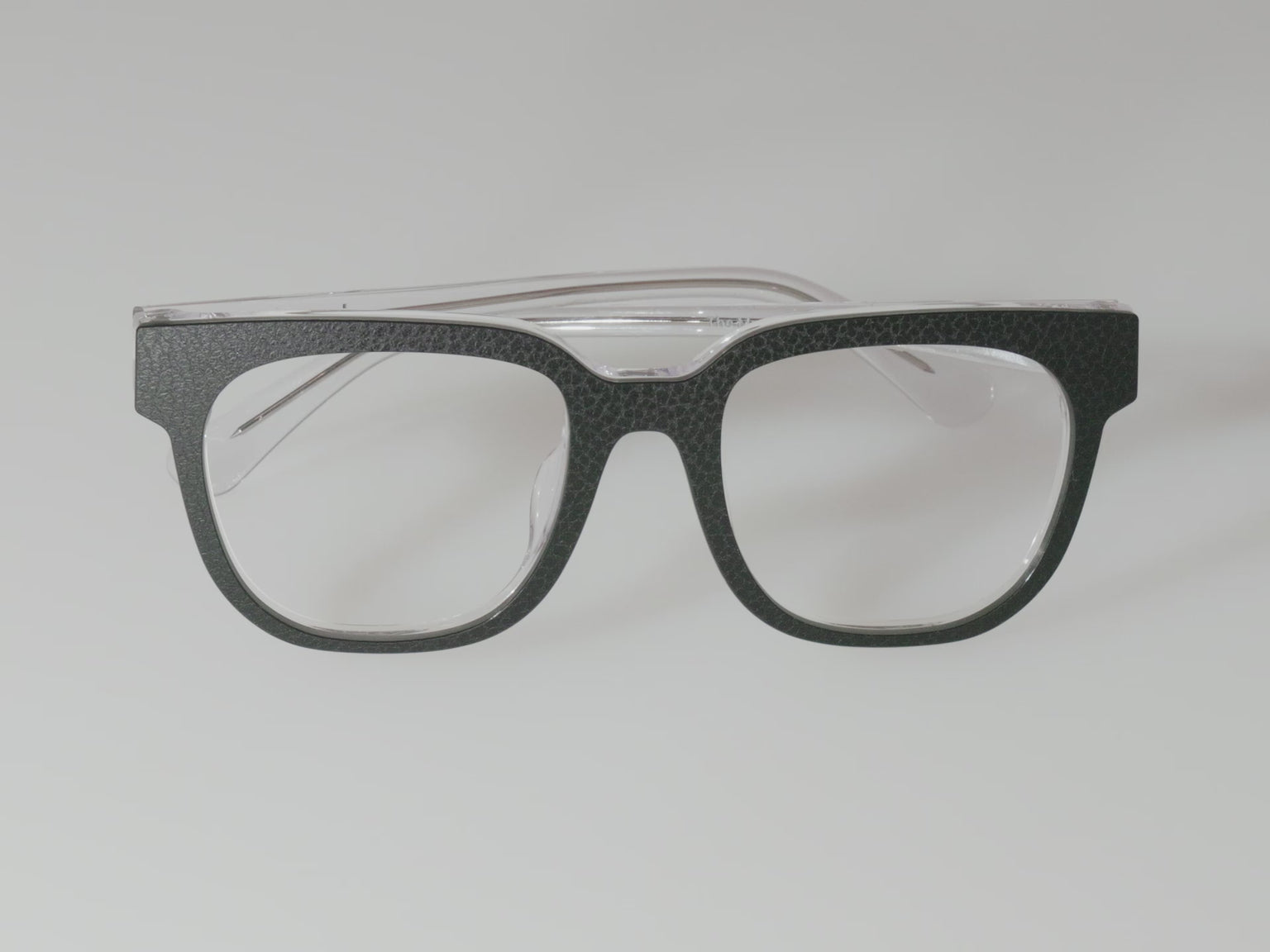 The Black Leather - LifeStyle Thumbnail Video1 - Pair Eyewear