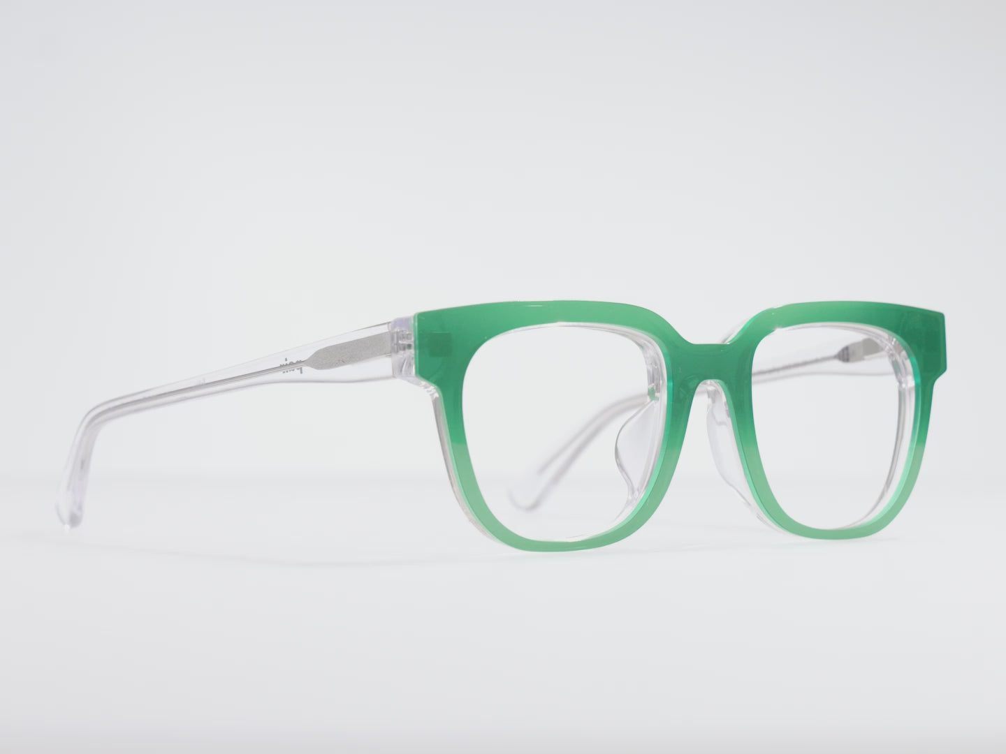 The Moss Mirror - LifeStyle Thumbnail Video1 - Pair Eyewear