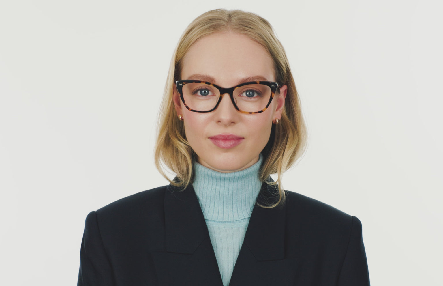 The Wanda - Tortoise Acetate Gold Metal - LifeStyle Thumbnail5 - Pair Eyewear